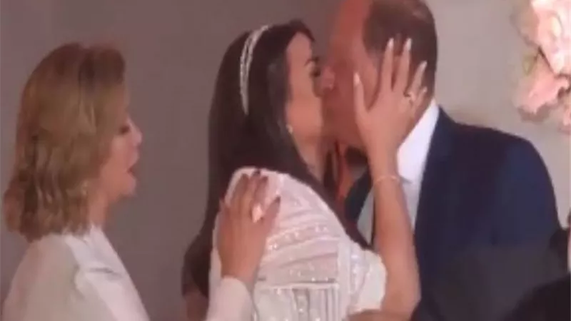 انهيار هانى مهنا فى حفل عقد قران أحمد خالد صالح وابنته.. فيديو
