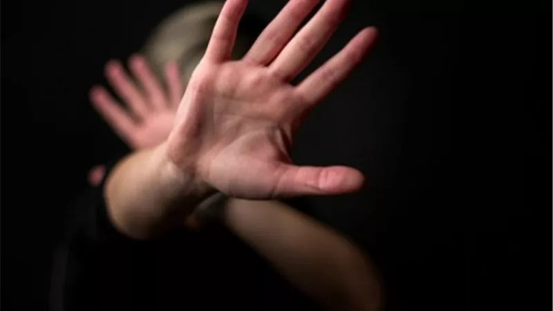 القبض على أب عذب ابنته وقام بتصويرها في السعودية