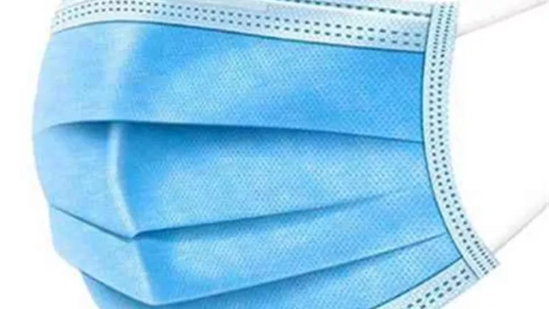 علماء يحذرون من ارتداء الكمامات تحت الامطار.. تعرف على التفاصيل