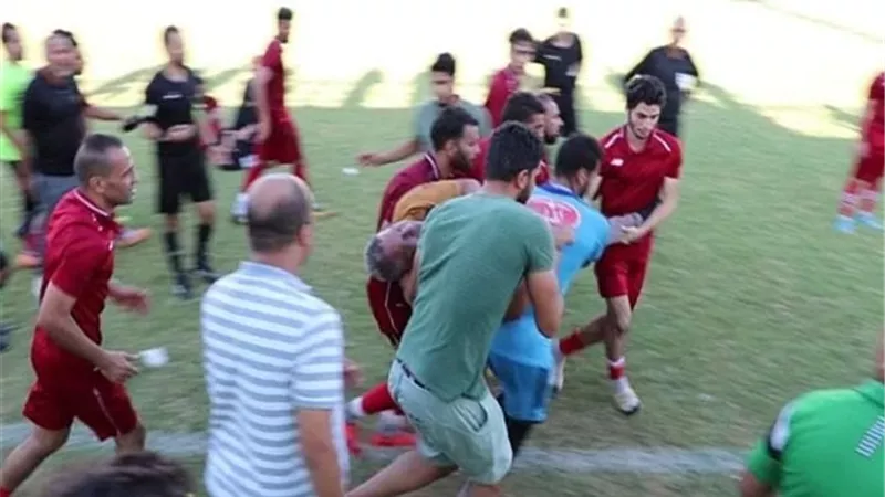تفاصيل اللحظات الأخيرة قبل وفاة مدرب أثناء مباراة في الدوري