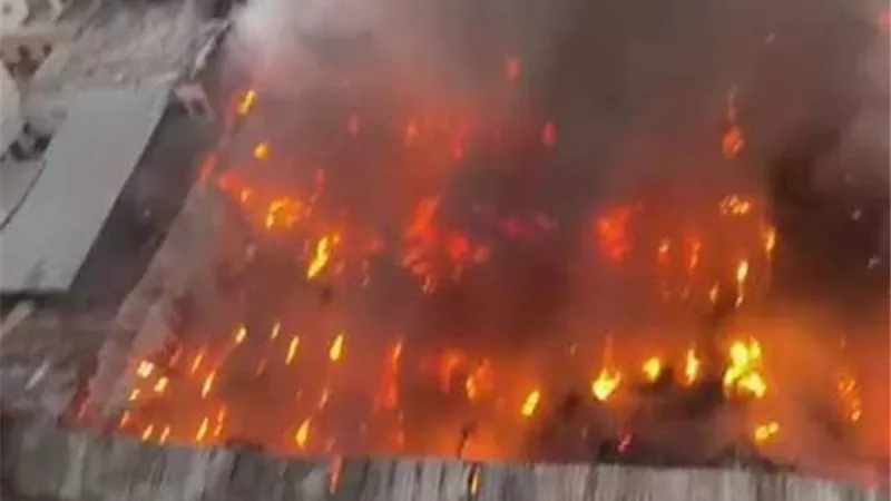 حريق هائل يلتهم معرض سجاد فى قنا