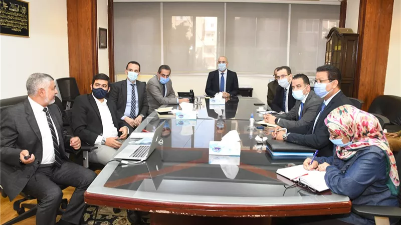وزير الإسكان يستعرض المخطط الاستراتيجى لأراضى مدينة رشيد الجديدة