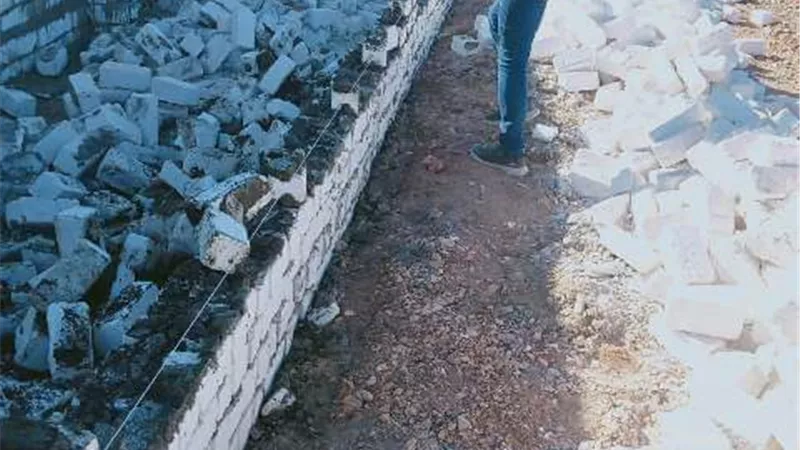 ازالة حالتى بناء عشوائى على الأرض الزراعية بمركز الحسينية