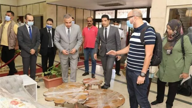 محافظ سوهاج يتفقد منتجات الأثاث المشاركة في معرض 