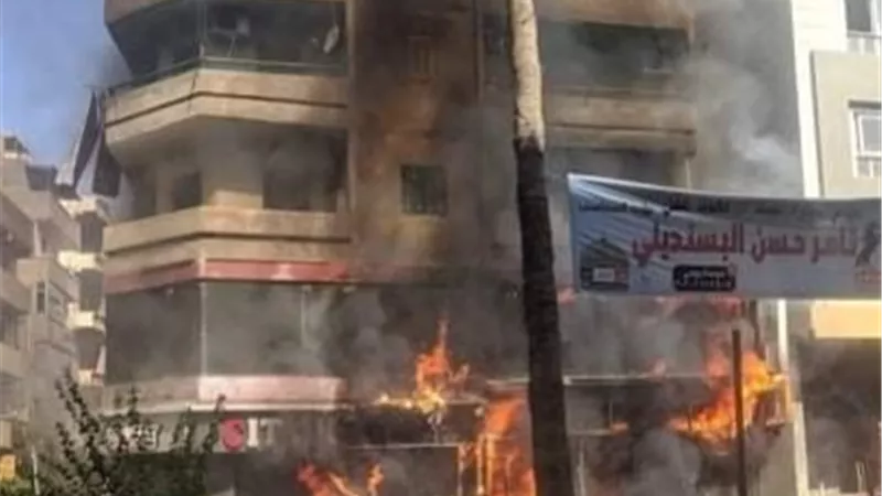 بالصور و التفاصيل .إخماد حريق هائل في مطعم بالمنصورة