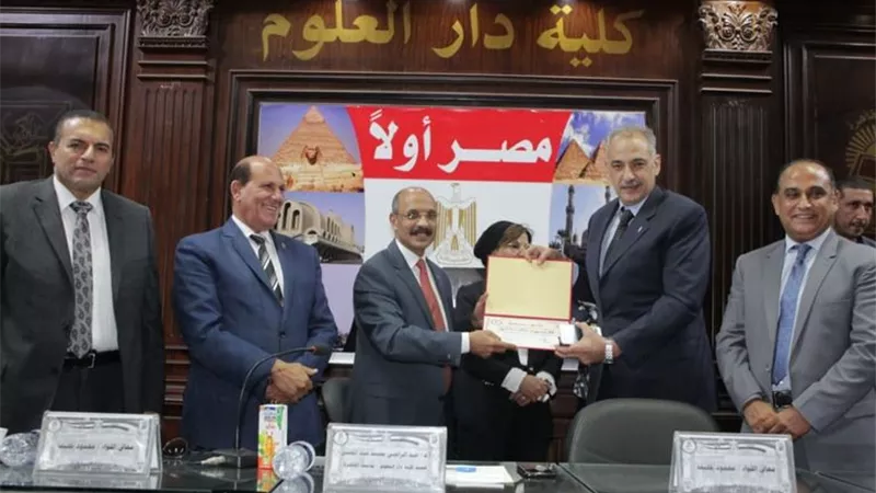 كلية دار العلوم تكرم الزميل خالد سامى لاحسن تغطبة صحفية عن جريدة الجمهوري