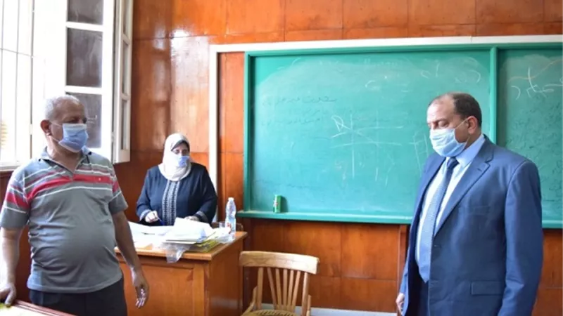 رئيس جامعة بني سويف يتفقد الكشف الطبي على الطلاب الجدد