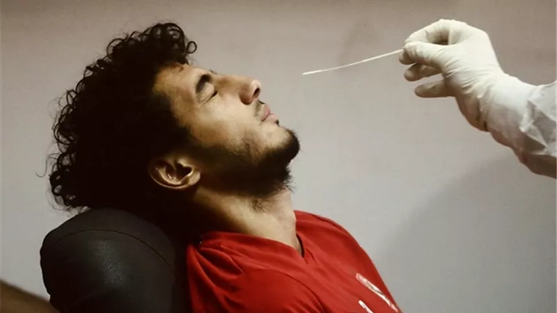 لاعبو الاهلى يجرون مسحة طبية قبل مران اليوم الصباحى