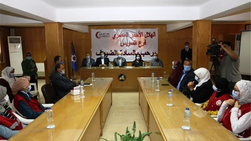 محافظ السويس يوجه أعضاء القومى للمرأة والهلال الأحمر بالتوعية المستمرة لحل قضايا المجتمع.صور