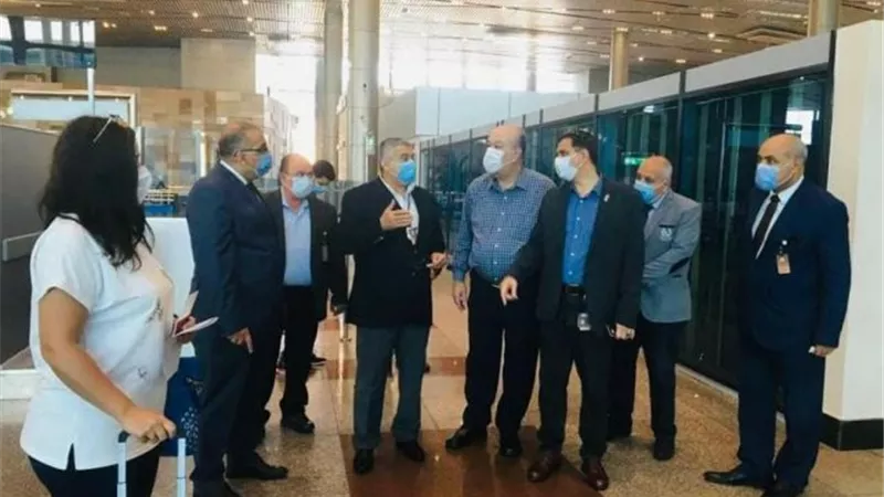 نائب وزير الطيران يتفقد إجراءات تسيير حركة الركاب بمبنى (٢) بمطار القاهرة