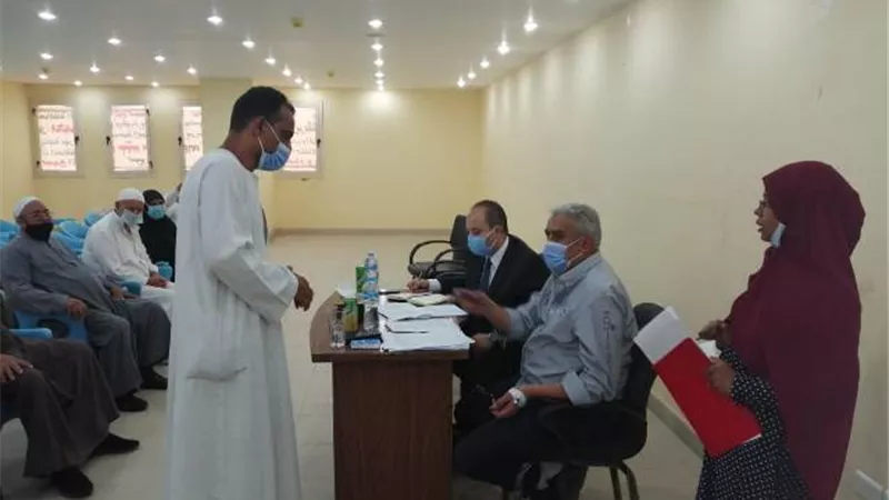 رئيس مدينة الأقصر يلتقى المواطنين فى اليوم المفتوح.صور