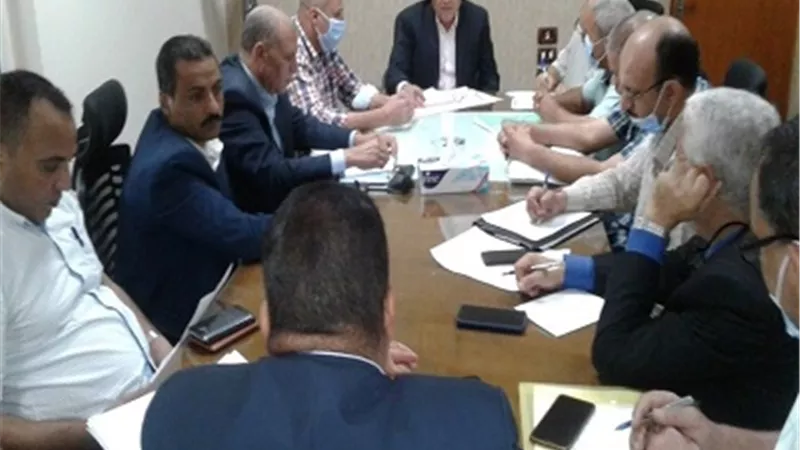 السكرتير المساعد بسوهاج يبحث موقف قرى الظهير الصحراوي..صور