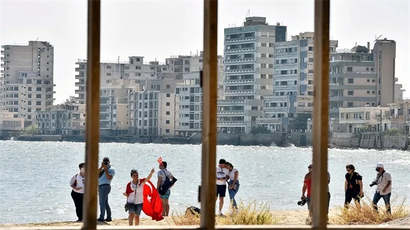 اليونان تحذر تركيا من إعادة فتح منتجع مهجور شمال قبرص.. وتطالبها بالتراجع