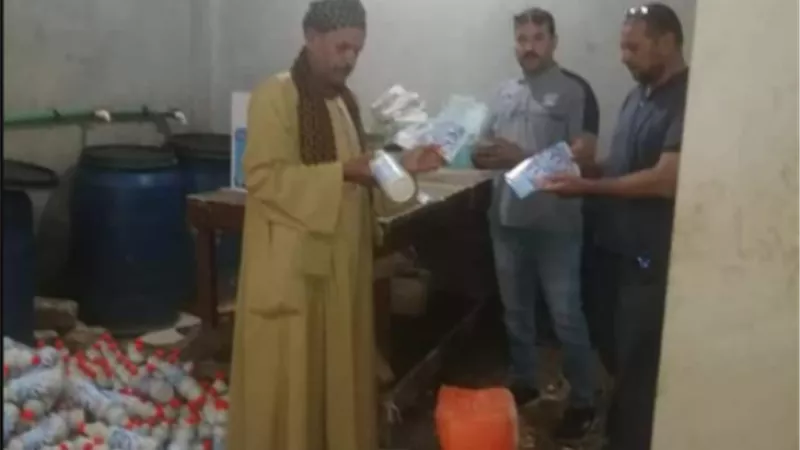 : ضبط مصنع بدون ترخيض يقلد العلامات التجارية ويستخدمها في تعبئة مواد غذائية