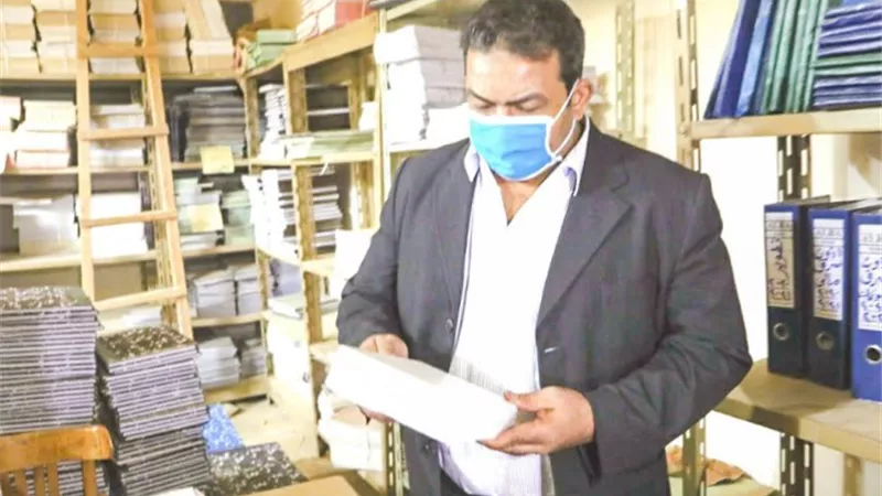 مدير تعليم الوادى الجديد يتابع وصول أجهزة التابلت لطلاب الثانوية العامة.