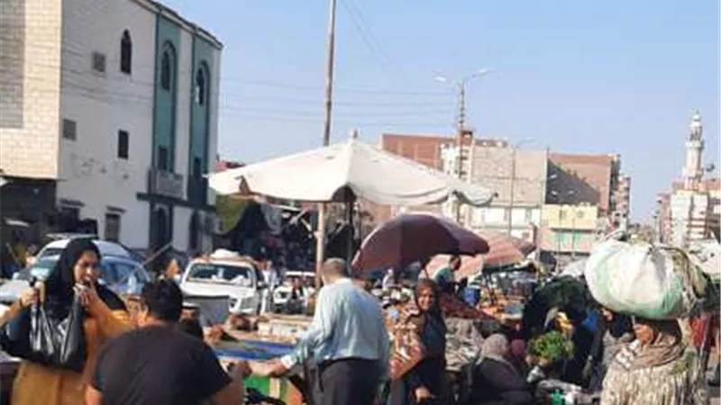سوق الجمعة بالإسماعيلية يعود للعشوائية بعد تطويره .صور