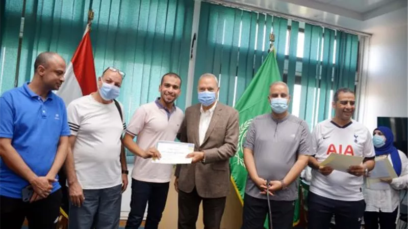 محافظ القليوبية يوزع جوائز على مارثون سباق الدراجات