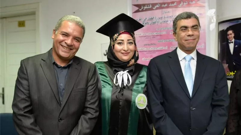 ياسر رزق يشيد برسالة ماجستير هبة شوقي ويثور من أجل نصر أكتوبر.. صور