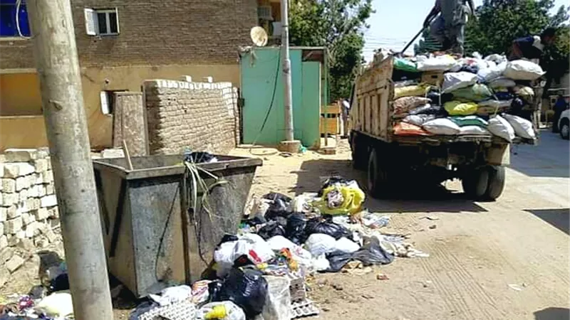 حملات مكثفة لنظافة الاحياء واصلاح أعطال المياه والصرف بالوادى الجديد.صور