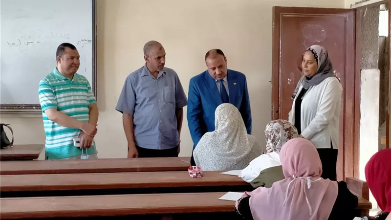 نائب رئيس جامعة الأزهر للوجه القبلي يتفقد امتحانات التصفية بكليتي التجارة و البنات الإسلامية بأسيوط