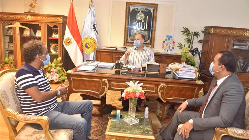 محافظ أسيوط يلتقى رئيس الهيئة العامة لقصور الثقافة ويعلن دعمه للمبادرة الرئاسية 