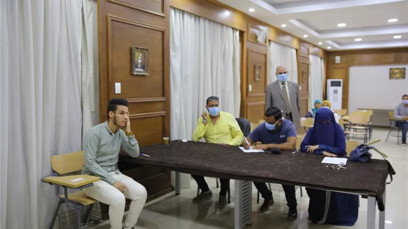 رئيس جامعة الأقصر يتفقد كلية الألسن لمتابعة إجراءات الكشف الطبى للطلاب الجدد