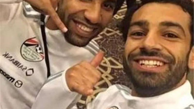 مؤمن زكريا ينشر صورته مع محمد صلاح بقميص المنتخب