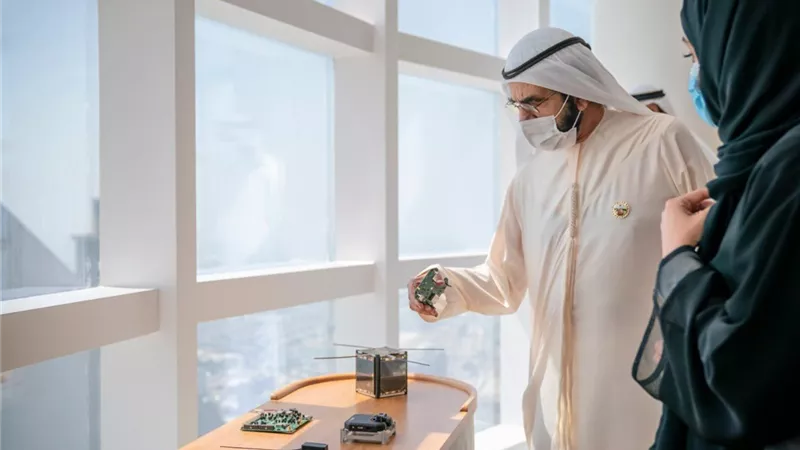 محمد بن راشد يستقبل فريق شركة 