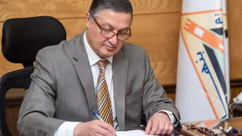 رئيس جامعة بنها يهنئ أزار لحصوله على جائزة شومان للباحثين العرب