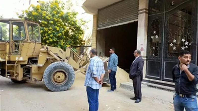 ضبط اعمال بناء مخالف والمقاول المسئول عن المخالفة لتحويله للنيابة العسكرية بالعمرانية