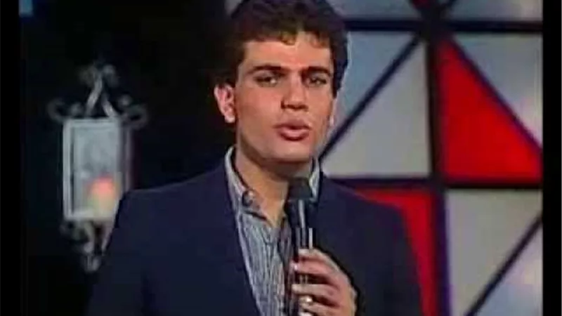 فى عيد ميلاده.. عمرو دياب يغنى شعبى لعدوية بفيديو نادر
