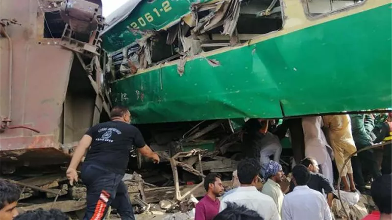 17 قتيلا باصطدام قطار وحافلة في تايلاند