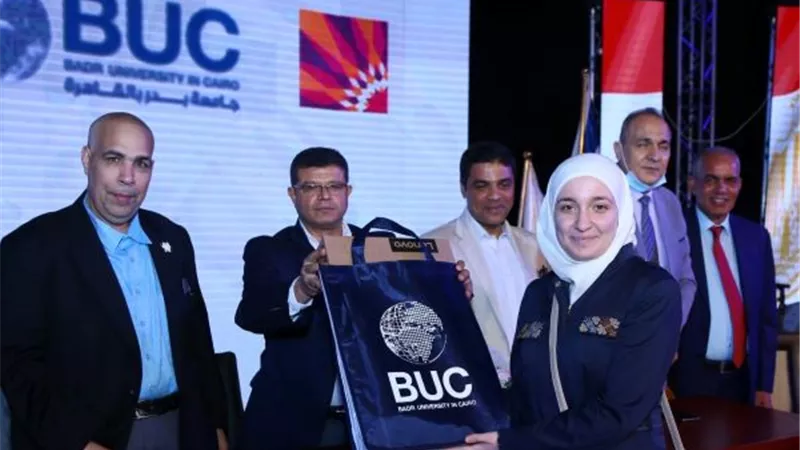محمد سليمان يكرم الطلاب المتفوقين من أبناء مدينتى 