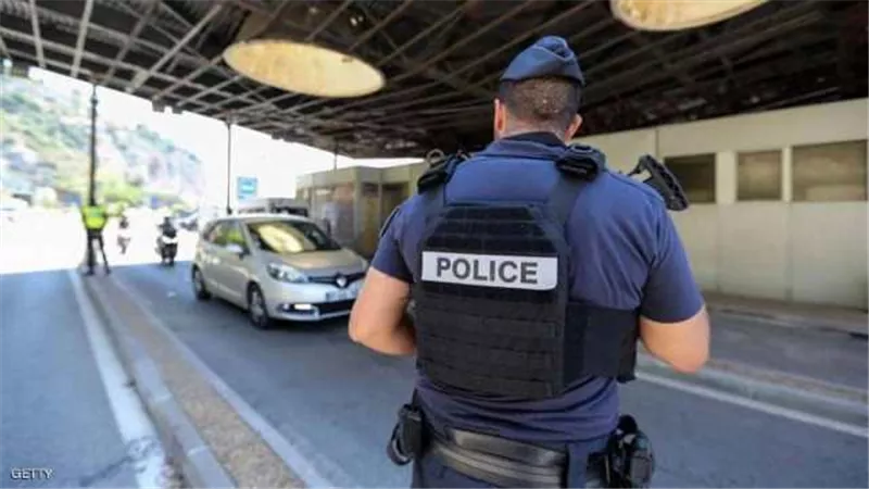 العشرات يهاجمون مركزا أمنيا في باريس بـ