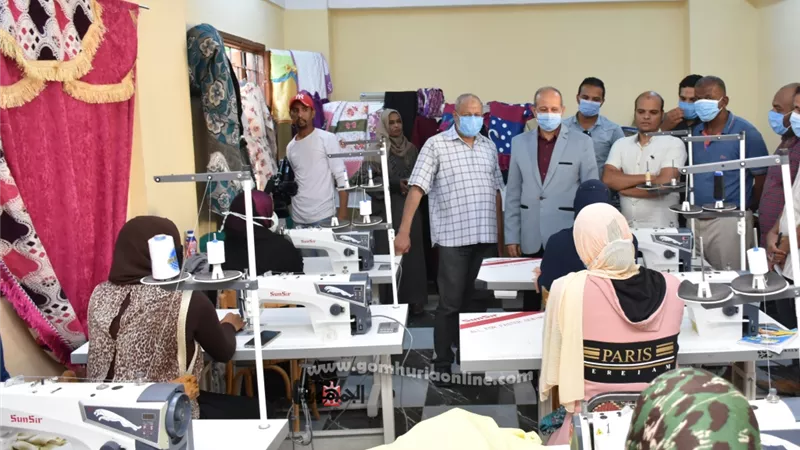 تحت شعار (حرفتك مستقبلك) وبرعاية محافظ أسوان .. تسليم ماكينات خياطة ضمن مشروع تطوير قرى أبو الريش