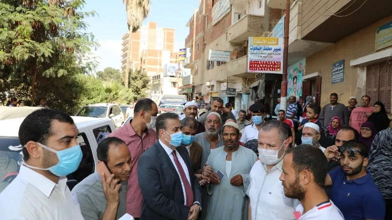 بعد محاصرته بالطلبات أثناء جولته الميدانية .. محافظ المنوفية لرئيس مدينة تلا 