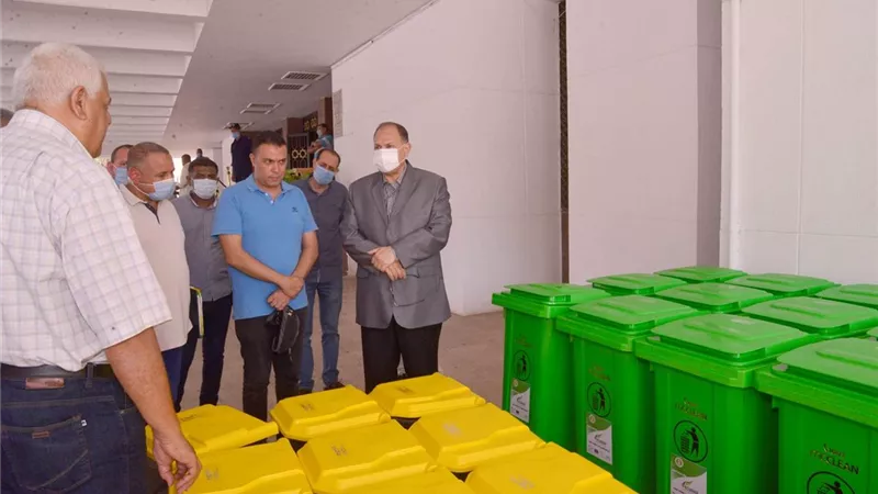 سعد: توزيع صناديق قمامة جديدة بالإدارات الخدمية لدعم منظومة النظافة