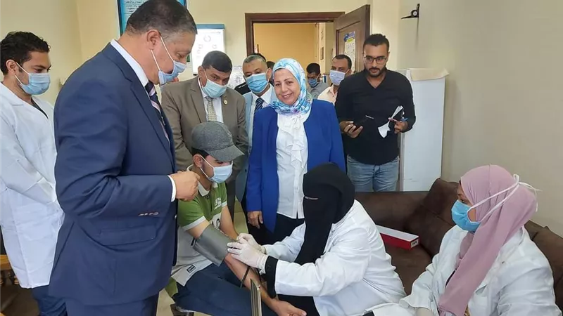 رئيس جامعة بنها يتفقد استعدادات العام الدراسى وإجراءات الكشف الطبى فى الكليات