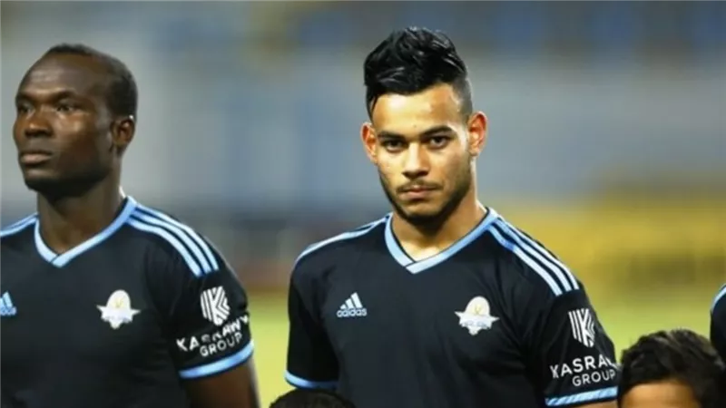 لاعب بيراميدز يحصل على تيشرت الأهلى عقب انتهاء المباراة