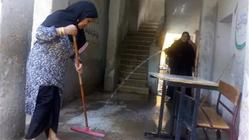 مديرة مدرسة فى أرمنت بالأقصر تنظف وتمسح الفصول استعدادا للعام الدراسى.. بالصور
