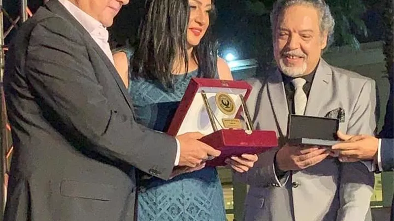وفاء صادق تشارك جمهورها صورة من تكريمها بـ 
