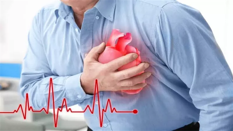 أهمها اضطرابات في التنفس .. علامات الإصابة بالجلطة القلبية