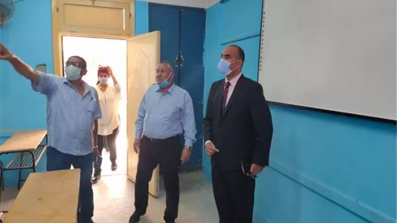 مدير تعليم السويس يتفقد الإستعدادات النهائية بمدارس التعليم الفنى.. بالصور
