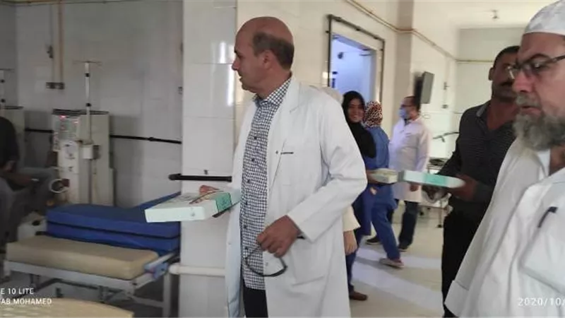 الإبراهيمية الطبي تقدم حلوي المولد النبوي لمرضي الغسيل الكلوي