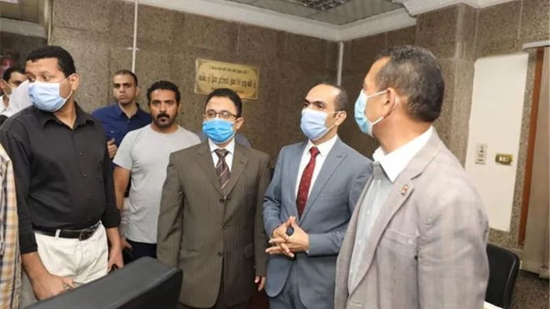 نائب محافظ سوهاج يتابع سير العمل بالمركز التكنولوجى لخدمة المواطنين.. بالصور