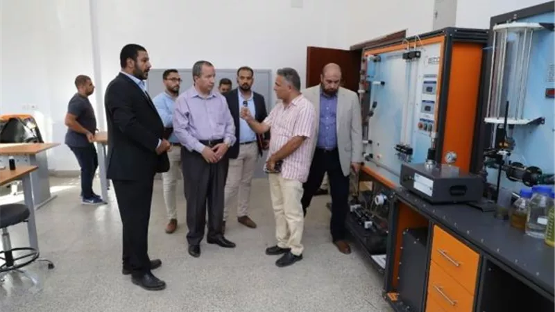 رئيس جامعة السويس يتفقد تجهيزات معامل كلية الهندسة.. بالصور
