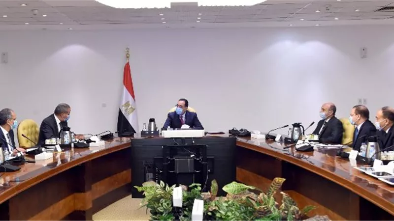 رئيس الوزراء يتابع جهود توفير الخدمات من خلال 