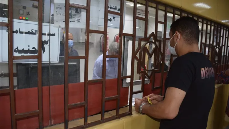 مترو الأنفاق يفاجئ جمهوره بتقديم هدايا رمزية عند شراء تذكرة