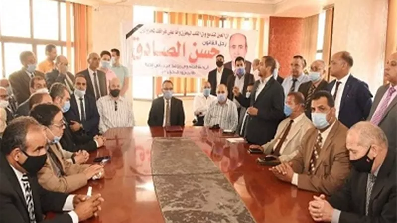 محافظ الشرقية يُقدم واجب العزاء في وفاة نقيب المحامين بالمحافظة