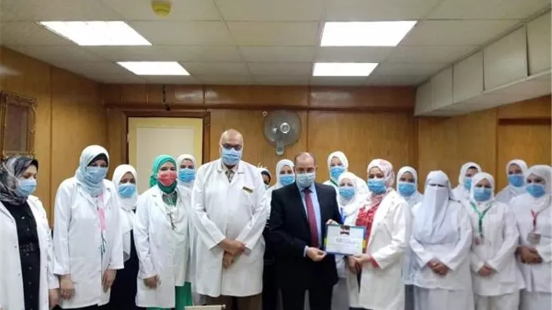 مدير التأمين الصحى يكرم قسم الأورام بمستشفى المبرة فى الزقازيق.. بالصور